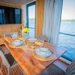 Úszó hotel Gemuetliches Hausboot Aquila Woma *