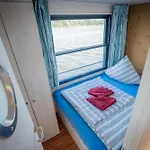 Úszó hotel Gemuetliches Hausboot Aquila Woma