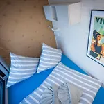 Gemuetliches Hausboot Aquila Woma Úszó hotel *