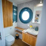 Gemuetliches Hausboot Aquila Woma Úszó hotel *