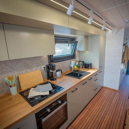 بوتيل Gemuetliches Hausboot Aquila Woma *