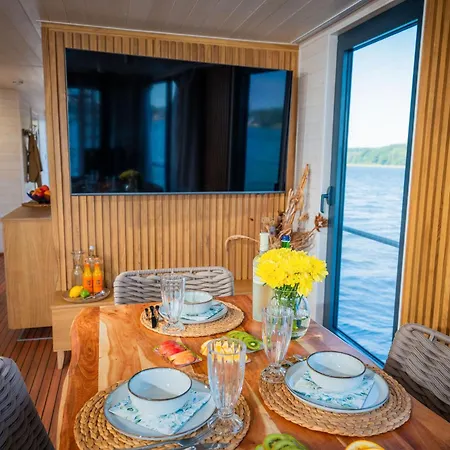 Gemuetliches Hausboot Aquila Woma بوتيل *