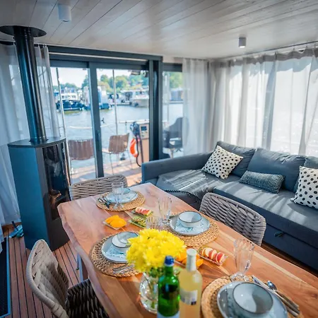 بوتيل Gemuetliches Hausboot Aquila Woma Fürstenberg-Havel