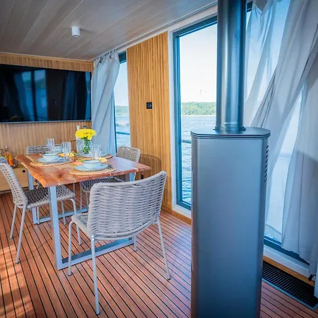 Gemuetliches Hausboot Aquila Woma *