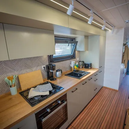 Gemuetliches Hausboot Aquila Woma Botel *