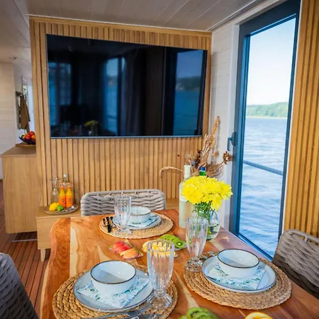 Botel Gemuetliches Hausboot Aquila Woma *