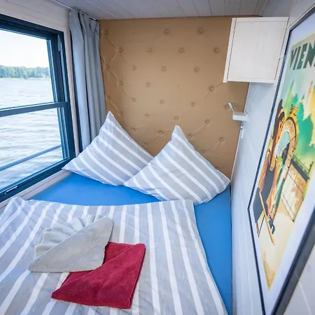 Botel Gemuetliches Hausboot Aquila Woma Furstenberg-Havel