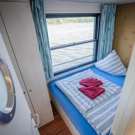 Botel Gemuetliches Hausboot Aquila Woma