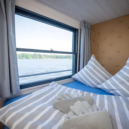 Botel Gemuetliches Hausboot Aquila Woma