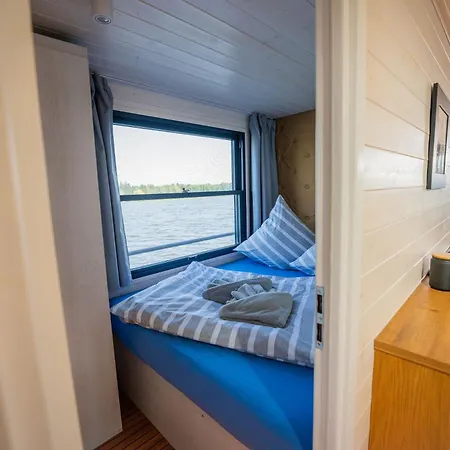 Gemuetliches Hausboot Aquila Woma Botel