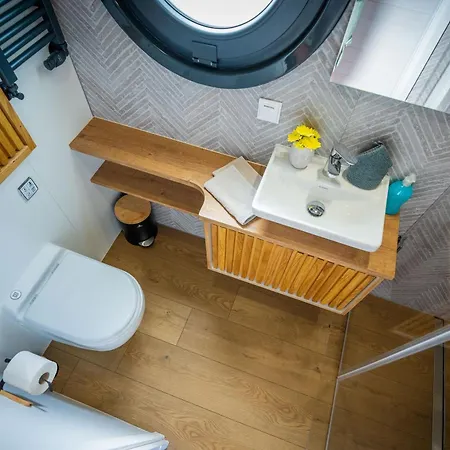 Botel Gemuetliches Hausboot Aquila Woma