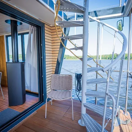 Gemuetliches Hausboot Aquila Woma