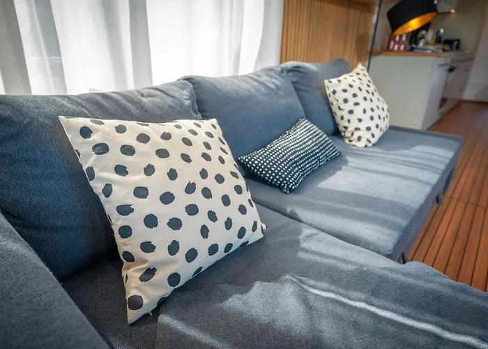 Gemuetliches Hausboot Aquila Woma بوتيل *