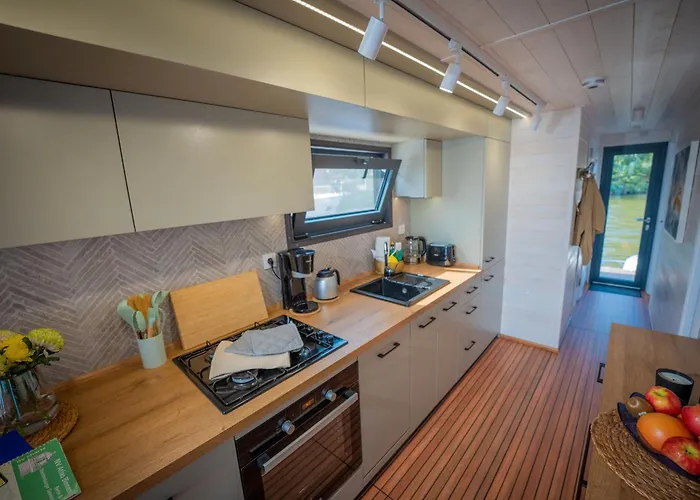 بوتيل Gemuetliches Hausboot Aquila Woma *