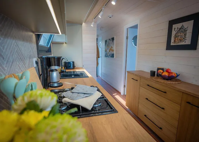 Gemuetliches Hausboot Aquila Woma