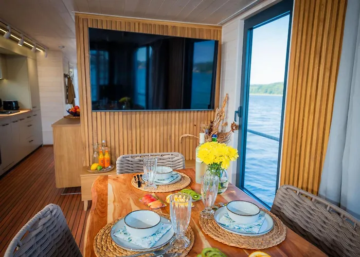 Gemuetliches Hausboot Aquila Woma بوتيل *