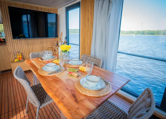 بوتيل Gemuetliches Hausboot Aquila Woma *