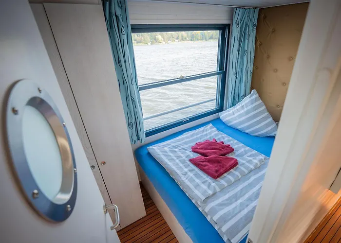 بوتيل Gemuetliches Hausboot Aquila Woma