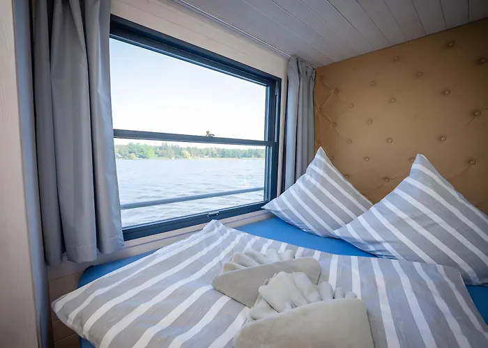 بوتيل Gemuetliches Hausboot Aquila Woma