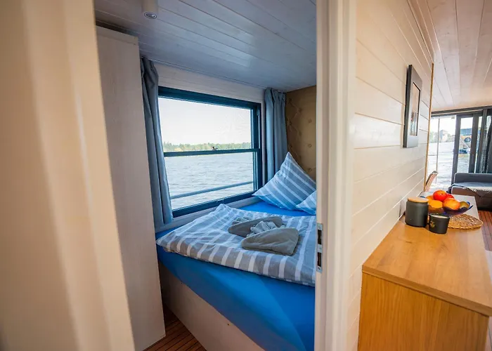 Gemuetliches Hausboot Aquila Woma بوتيل