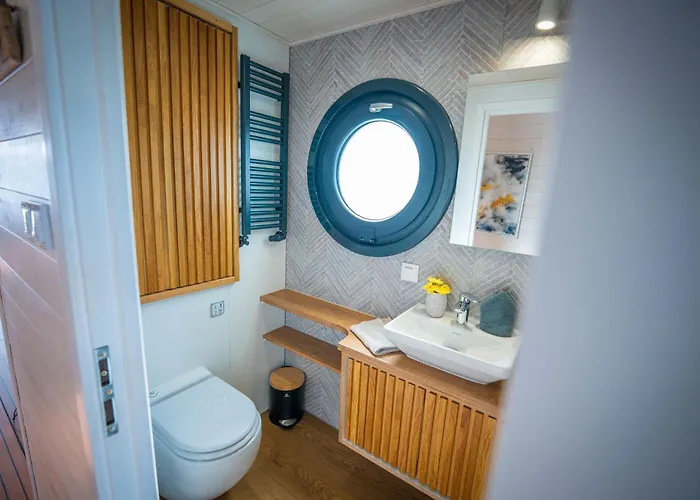 Gemuetliches Hausboot Aquila Woma بوتيل *