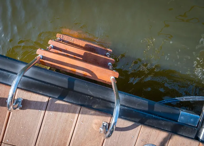 بوتيل Gemuetliches Hausboot Aquila Woma